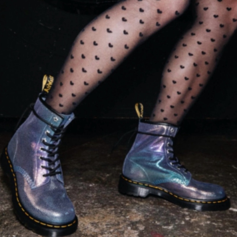 Dr. Martens 1460 RAINBOW
RAY Leather Boots
Soft, Comfortable.